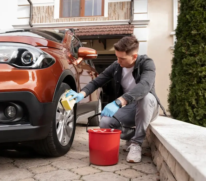 Lavage auto à domicile Saint-Nicolas-du-Pélem : professionnel intervenant sur un véhicule